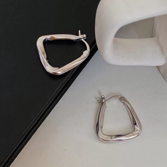 Simply sterling silver hoop earrings - Picture 4 of 5